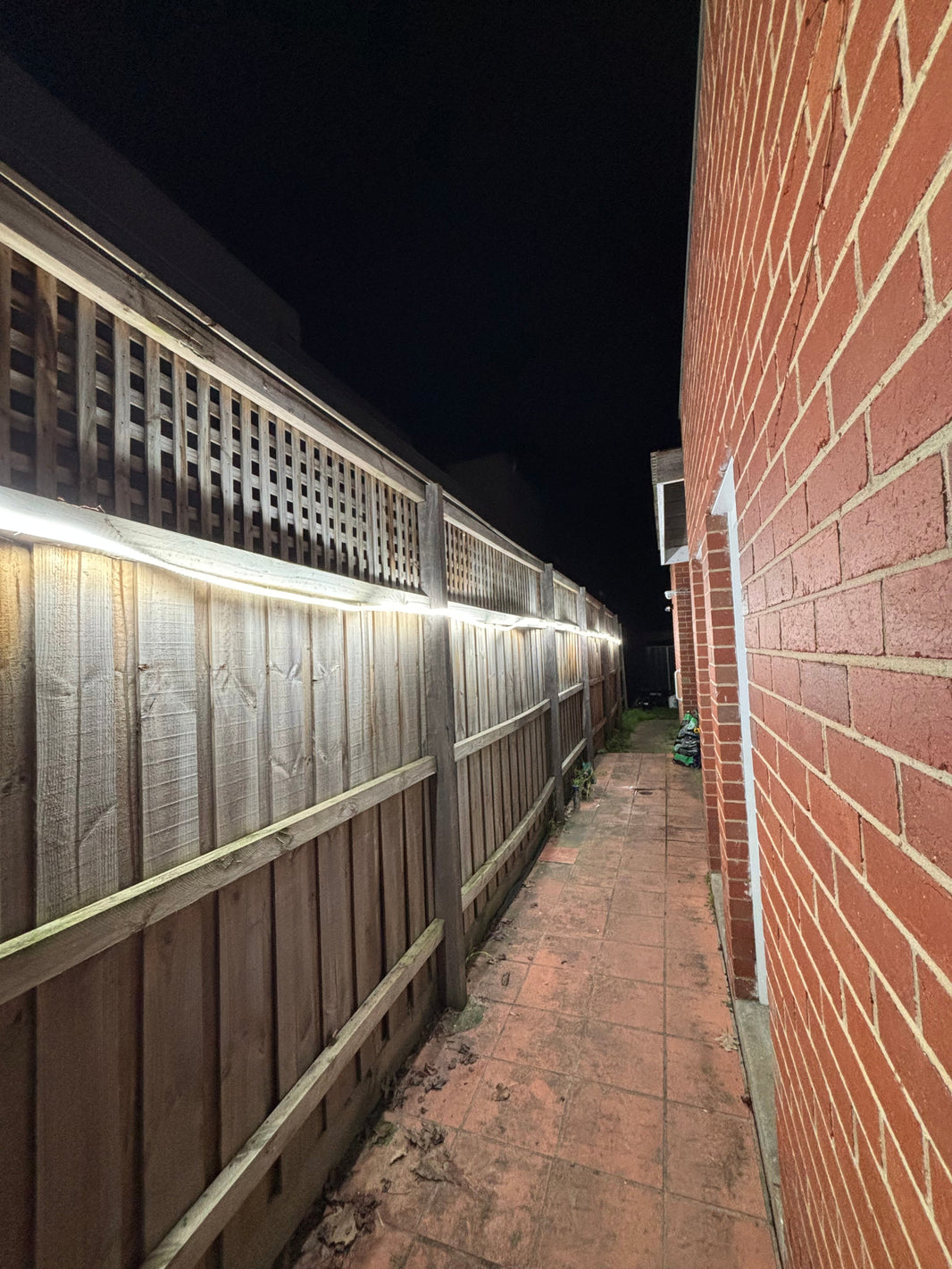 exterior setup of the quipt site light on outdoor fence